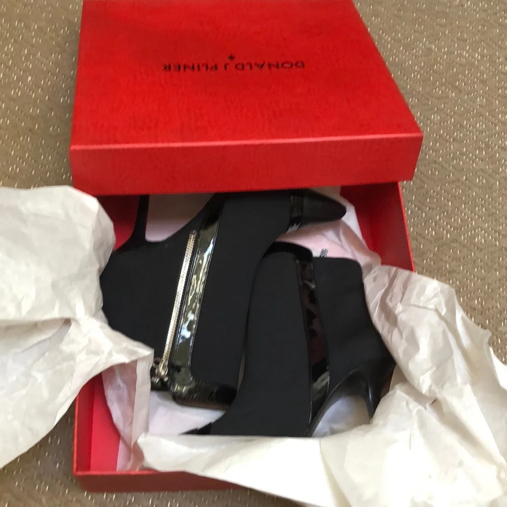 NEW❤️ Donald J Pliner Hali black crêpe ankle boot